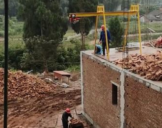 地面濕滑結(jié)冰時不能使用室外吊運機